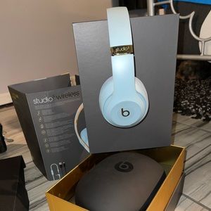 Beats Studio3 Wireless Headphones Crystal Blue
